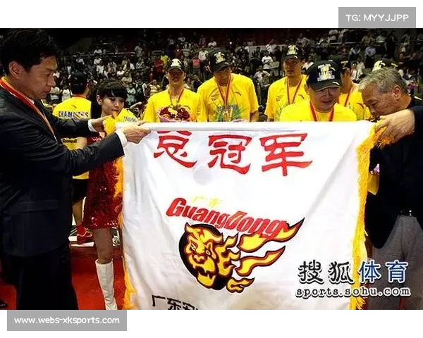 黄龙体育馆承办揭幕战，冠军旗帜升起仪式隆重举行